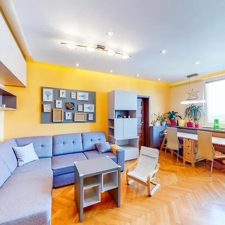 Novy V Ostrave U Misky S Akvariem A Vyhledem Z Balkonu Na Beskydy Daire