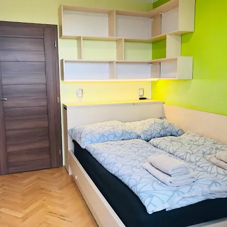 Novy V Ostrave U Misky S Akvariem A Vyhledem Z Balkonu Na Beskydy Daire Ostrava