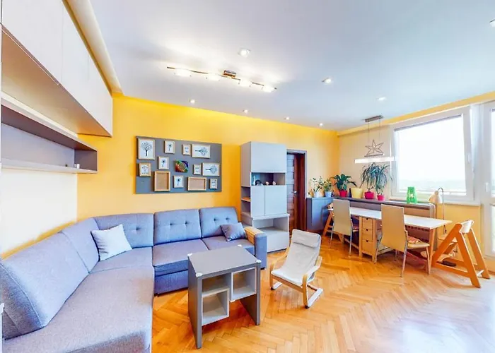 Novy V Ostrave U Misky S Akvariem A Vyhledem Z Balkonu Na Beskydy Daire